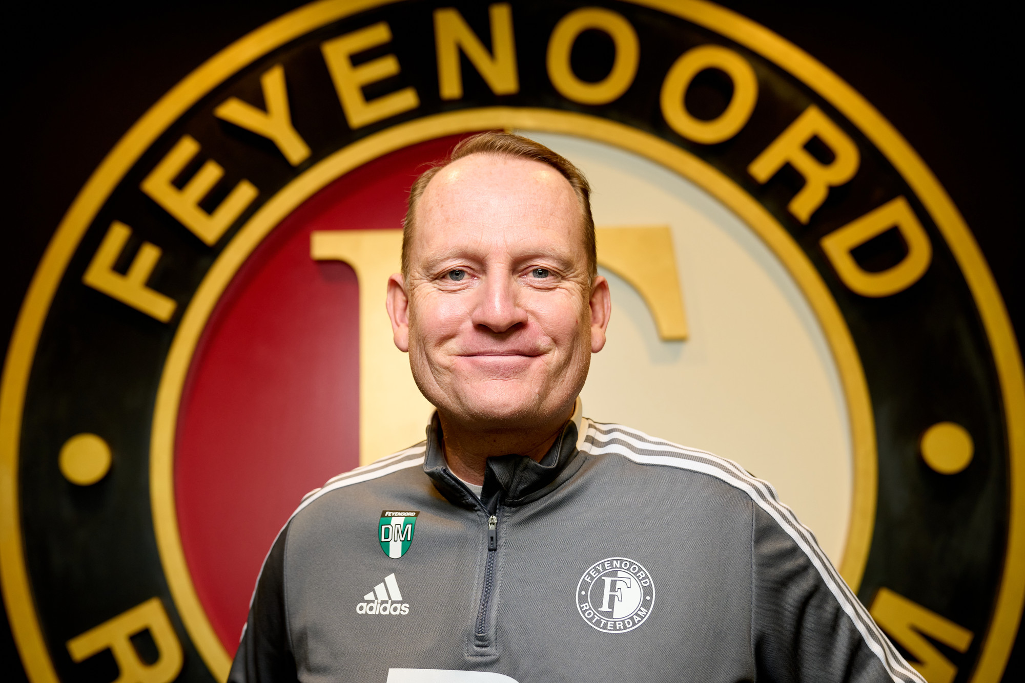 Danny Mulder poseert bij het Feyenoord-logo.